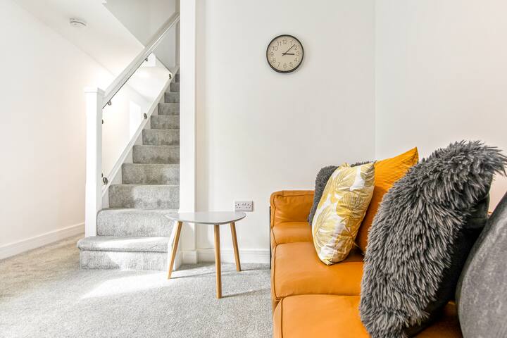 Modern 3br Home | Parking, Garden & Wifi - 러프버러