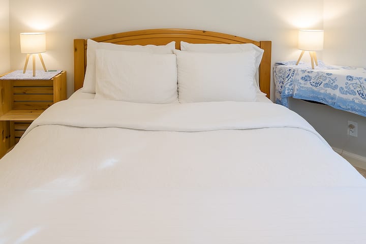 Спалната соба вклучува:
Брачен кревет (широк 150-179 см)
Памучни чаршафи
Долен алтернативен јорган
Плакар
Гардеробер
Океански глетки низ дрвјата