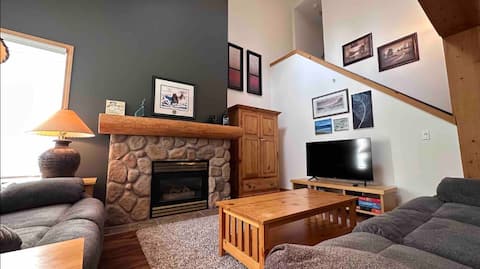 Popular Airbnb listing: Ski-In Condo - 3bdrm - Hot Tub -Pet Friendly in East Kootenay A