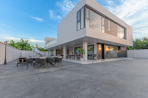 TML-L1 Modern Luxury Villa | 6 bedrooms and 8 bathrooms | Luxury KTV room + pool + billiards table +