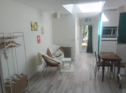 Successful Airbnb property: studio in a local home, independent entrance, garden in Noisy Le Grand