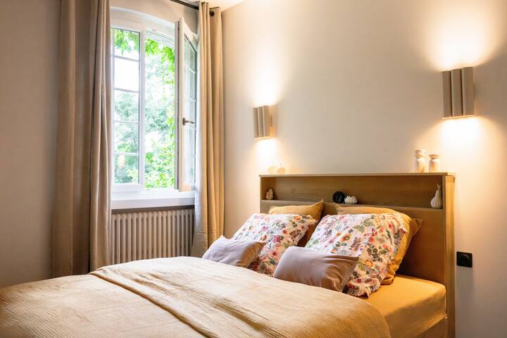 La chambre dispose d'une double ouverture, elle est donc très lumineuse. Il y a des volets et les rideaux occultants. Le lit de la marque "Bultex", 160x200cm, est très confortable. Nous vous mettons à disposition les draps, la couette et les coussins