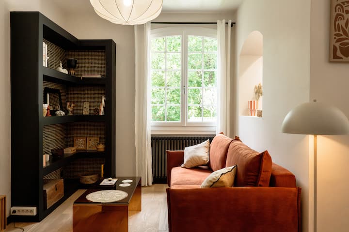 Le salon dispose d'un canapé lit, d'un grand fauteuil rond et nous avons installé un vidéo-projecteur qui vous permettra de voir les émissions de TV ou des programmes à la demande.