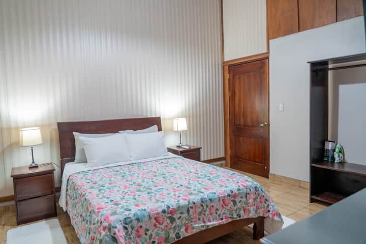 غرفة النوم رقم 1: سرير كوين واحد مع وحدة تكييف وحمام خاص