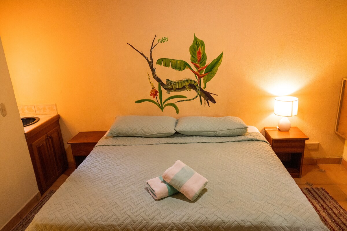 Суперголямо двойно легло или две единични легла. Сгъваемо легло, подходящо за дете. В ъгъла на стаята има мивка за миене на зъби. Вентилатор на тавана и климатик.