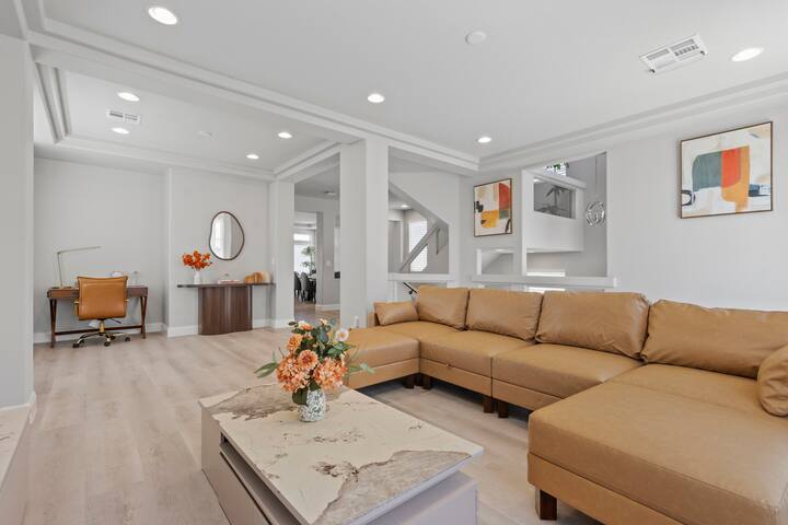 The desert mod casa : 5B 3.5 B & 12mins from strip