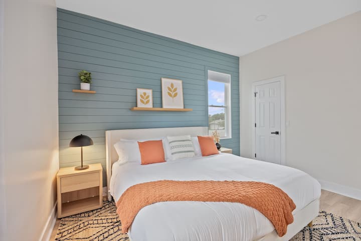 Cette chambre paisible est équipée d'un très grand lit, de touches chaleureuses et d'un mur bleu apaisant en lambris. Profitez de la lumière naturelle, de la décoration chaleureuse et de la commodité d'une salle de bain privée. Votre propre havre de paix pour vous détendre et vous ressourcer.