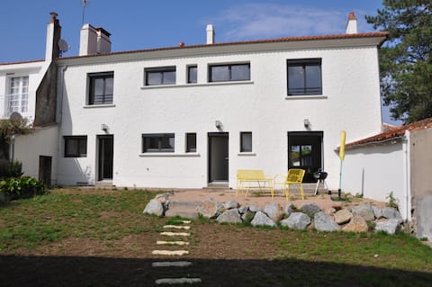 Chateau d'Aizenay street cottage