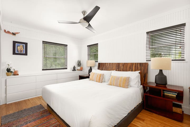 Chambre principale avec lit King Size et salle d'eau attenante