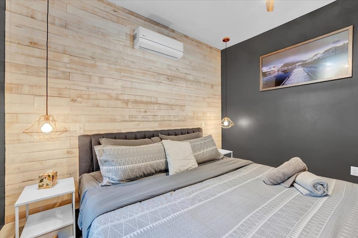 Acogedor dormitorio con pared decorativa de madera