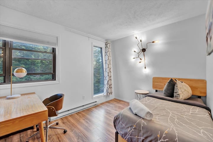 Habitación serena con decoración neutra