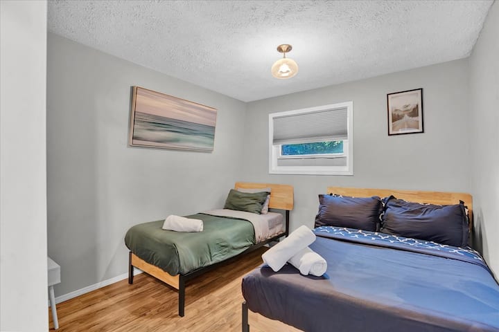 Amplio dormitorio con pisos de madera