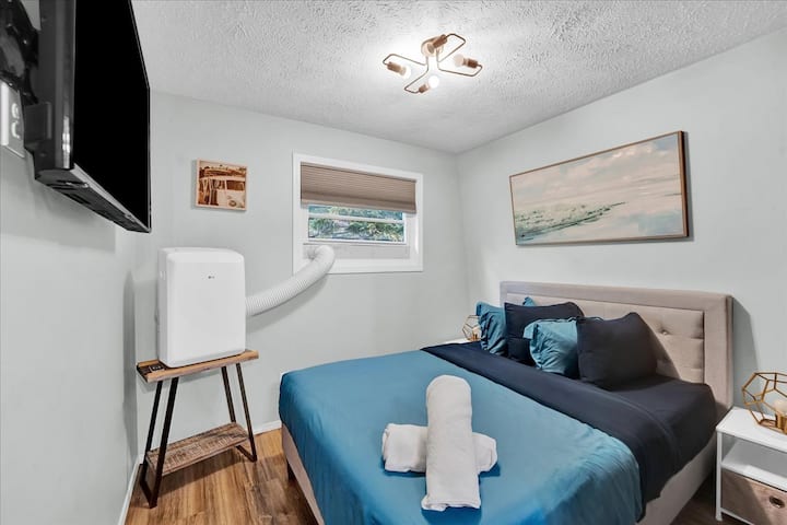 Dormitorio funcional con espacio para trabajar