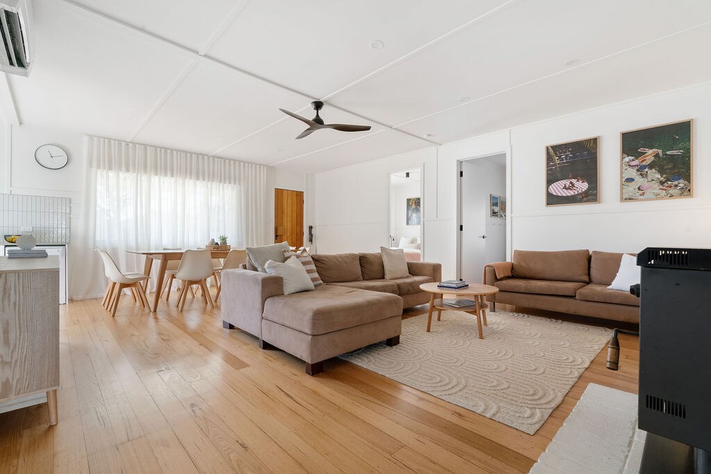 Top Airbnb: Woodfired pizza oven, firepit and indoor fireplace in Capel Sound