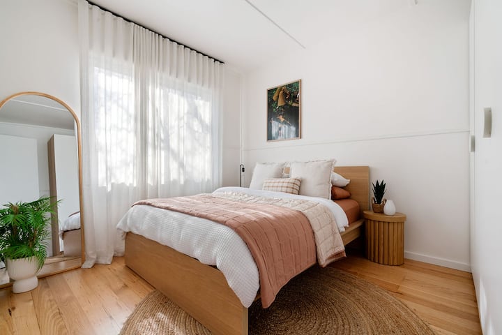 Grand lit confortable avec des oreillers Microcloud.