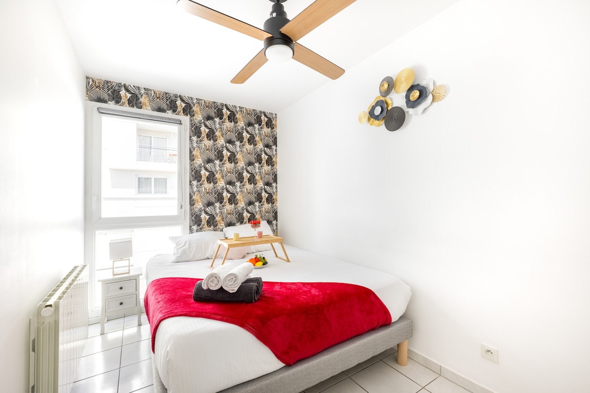 تظهر هذه الصورة غرفة النوم التي تحتوي على سرير مزدوج. يتم توفير الملاءات والمناشف لإقامتك.