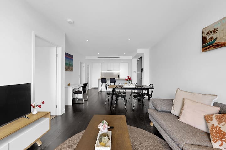 Stylish 2BR with Story Bridge & Fireworks Views