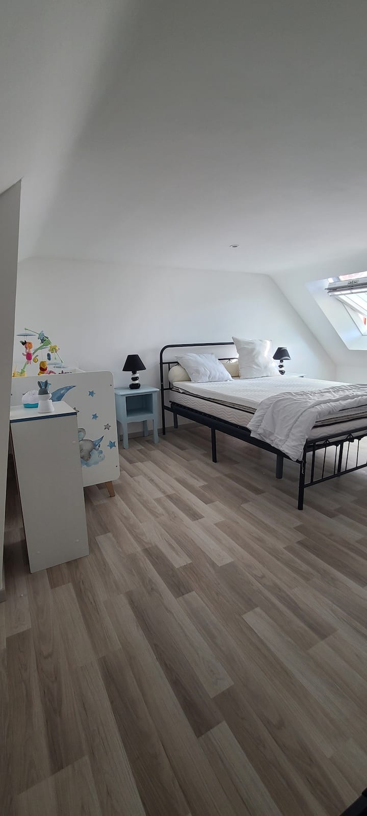 Lartësia e tavanit 1.88 m. 1 Velux për ndriçim natyror me ekran privatësie që do të shihet nga jashtë nga zona e ngrënies së pronarit. Dysheme e laminuar. Krevat 1.40 metra. 1 krevat për bebe i disponueshëm. 