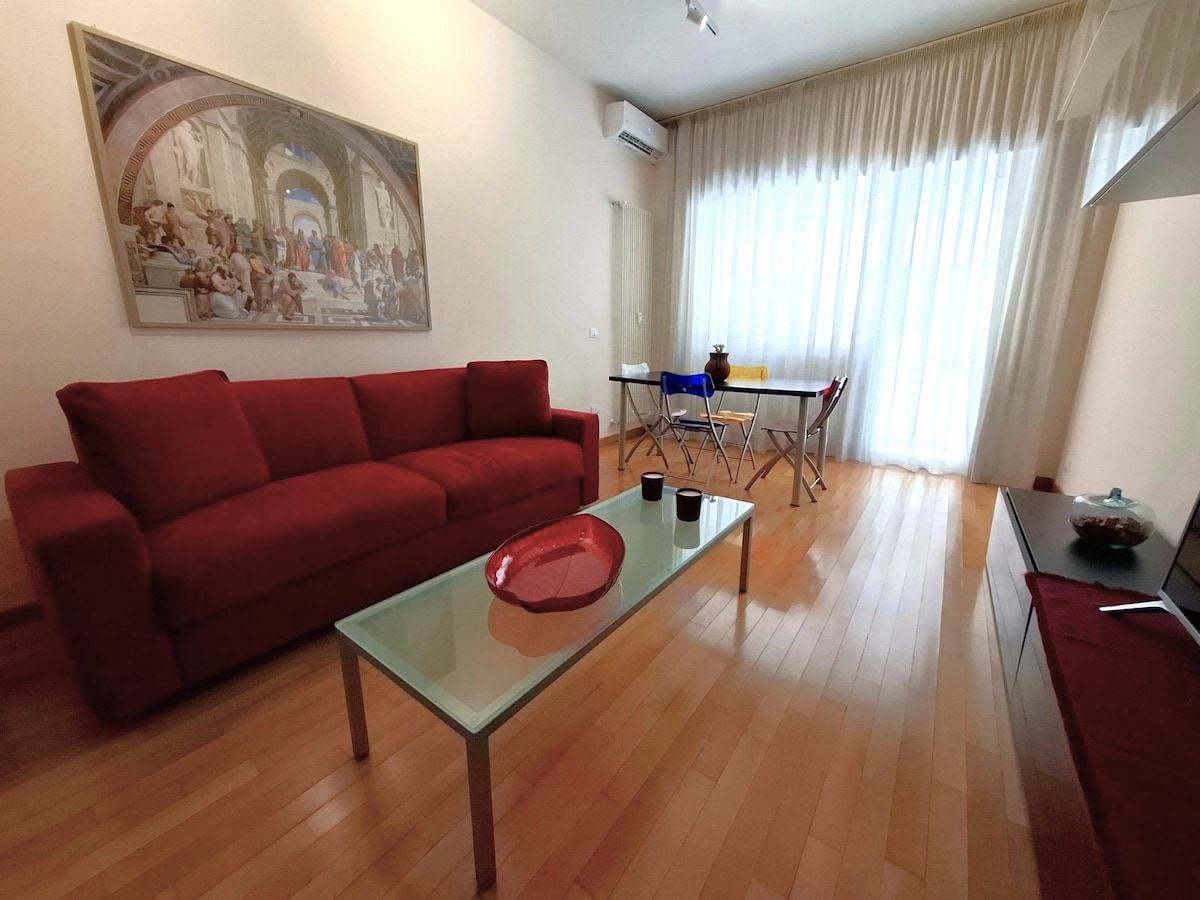 Top performing Airbnb: Sophia. Vatican City Retreat. Stylish Apartment. in Roma