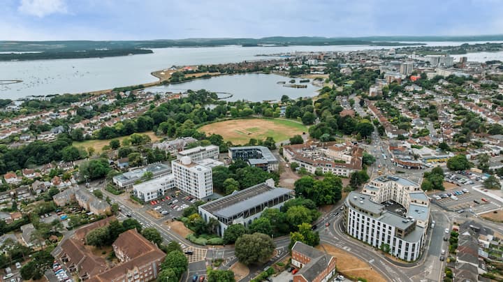 Restaurants & Poole Park Close By With Balcony - Poole