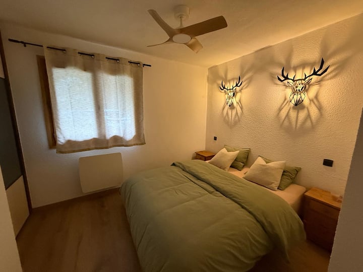 Ოთახი აღჭურვილია ჭერის ვენტილატორით ზაფხულისა და ზამთრის ფუნქციით + გონიერი დაკავშირებული გათბობა (კომფორტი გარანტირებულია)