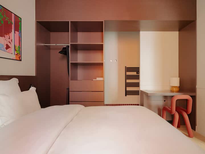 Chumba cha 3 cha kulala chenye kitanda cha ukubwa wa malkia chenye starehe sana (sentimita 160 x sentimita 200), dawati na hifadhi nyingi 