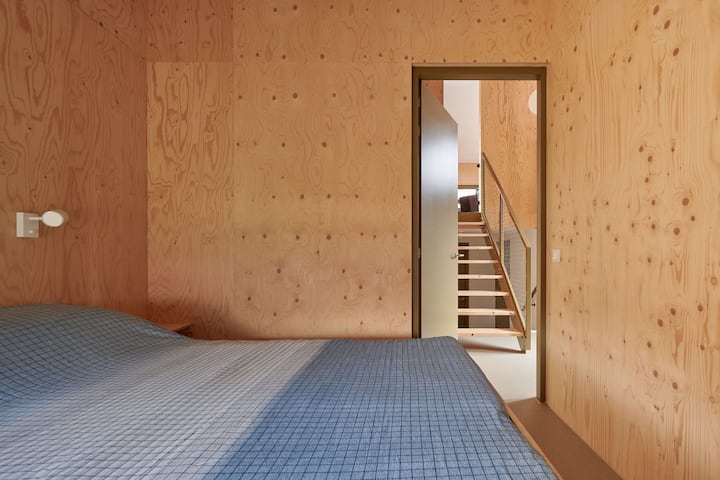 ზომის საწოლი 160x200, ორი ერთადგილიანი საბანი 140x200,  მეზობლად არის სააბაზანო და უნიტაზი.