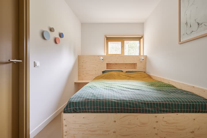 Საწოლი 160x200, ორი ერთადგილიანი საბანი, ცალკე შესასვლელი სააბაზანოში (სარდაფში)