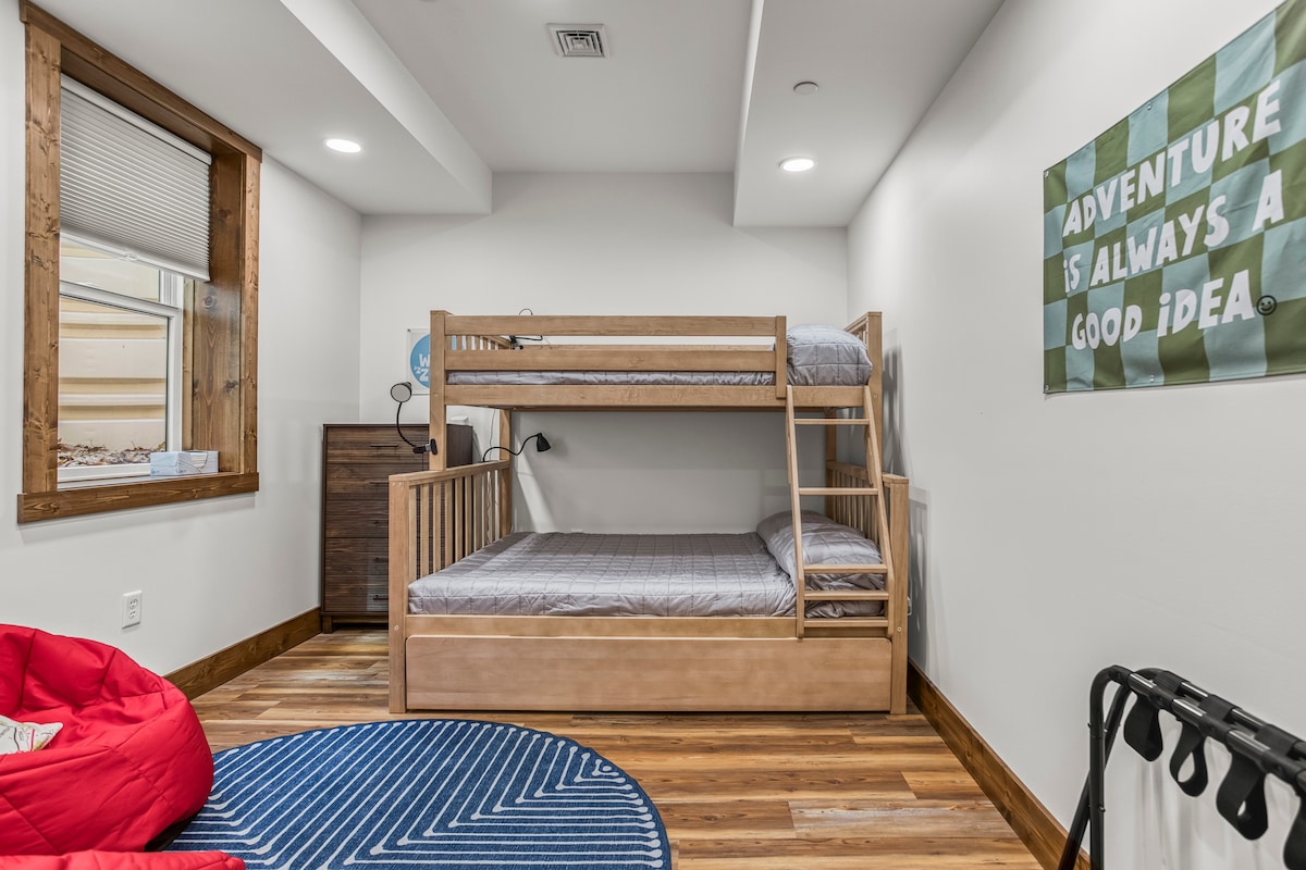 Допълнително пространство с тази спалня в мазето и пълна баня, за да се разпръснете. Тийнейджърите обичат това пространство в непосредствена близост до стаята за телевизия и игри!