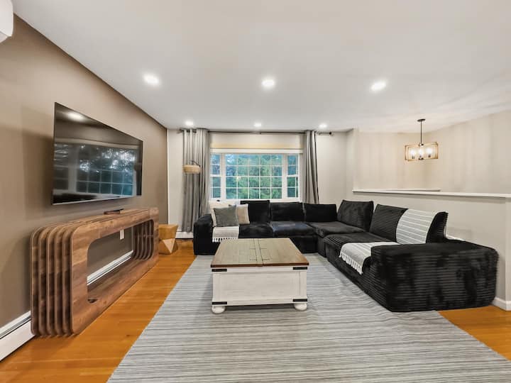 5br Pool+game Room: 1 Mi To Foxwoods & Water Park - Jonathan Edwards Winery