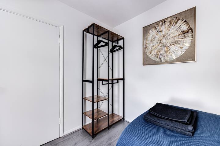 明亮舒适的卧室，配备两张单人床和一台电视，非常适合灵活入住。