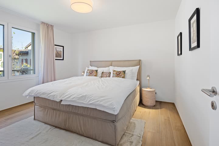 Chumba cha kulala angavu, cha kisasa chenye kitanda kizuri cha chemchemi (sentimita 180 x 200), vifaa vya ubora wa juu na mapambo maridadi. Inafaa kwa ajili ya kulala usiku wa kupumzika katika eneo kuu – amani na starehe ili kujisikia vizuri.
