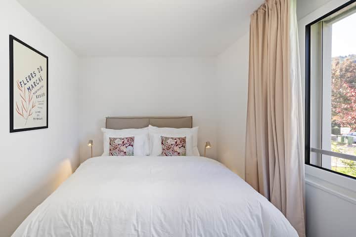 Chumba cha kulala chenye mwangaza chenye vitanda viwili vya starehe (sentimita 160 × 200), mashuka laini na mito ya mapambo. Dirisha kubwa huwezesha mwanga mwingi wa mchana na huunda hali ya utulivu ya kujisikia vizuri.
