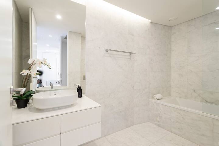 MY LX FLAT Stunning and Bright 2BR Apartment gallery image 4