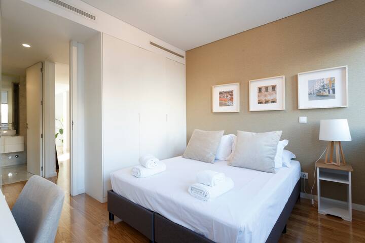 MY LX FLAT Stunning and Bright 2BR Apartment gallery image 5