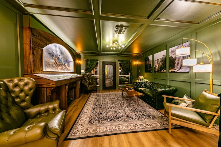 Elvenstar Lodge – Hot Tub, Pond & Enchanting Stay - Stagecoach, TX