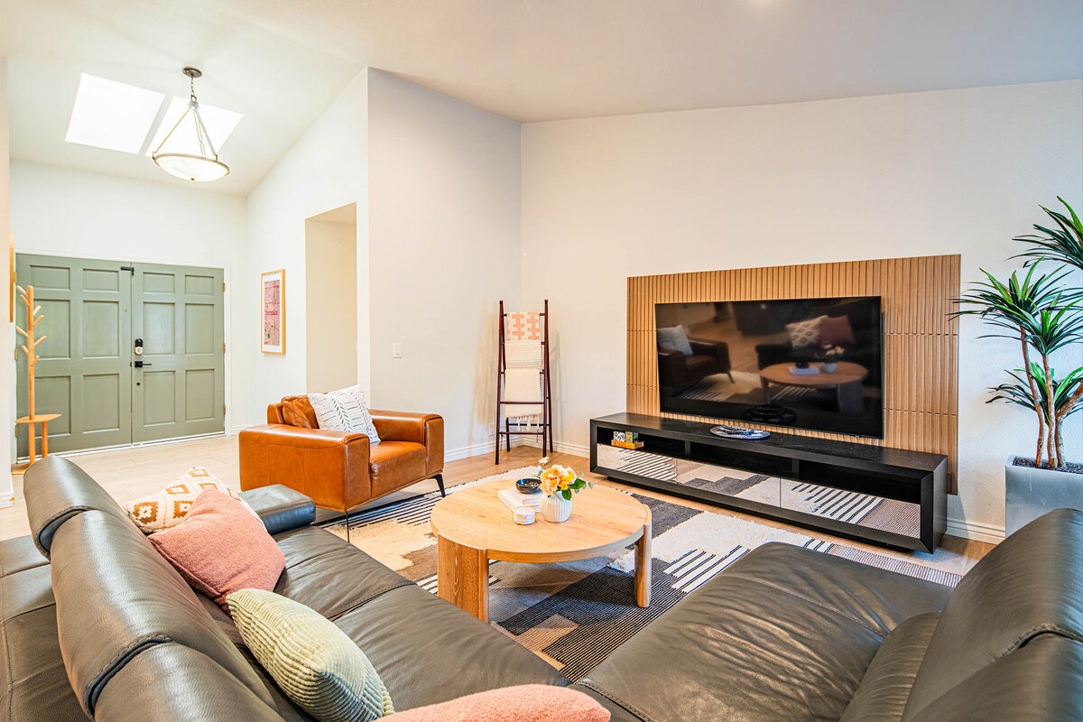 Successful Airbnb property: *Golf Sim*Deep Pool*Hot Tub*Open Concept*Old Town in Park Scottsdale