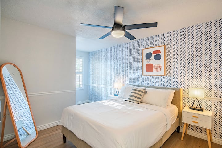 De gedurfde chevron-accentmuur in deze slaapkamer is prachtig. Het blauw-witte patroon brengt zoveel energie en toch is het de perfecte plek om op te laden na al je avonturen in Scottsdale.