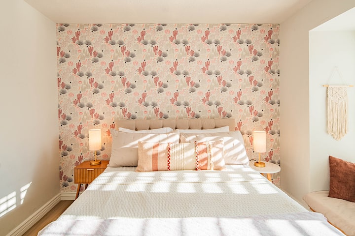 Deze slaapkamer is meer dan warm en uitnodigend. De warme kleuren en het gezellige beddengoed creëren zo'n gastvrije ruimte die de sfeer van Arizona perfect weerspiegelt. 