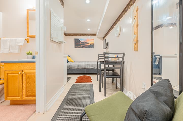 Cozy Studio For 2: Parking & Streaming, Private! - Pickering