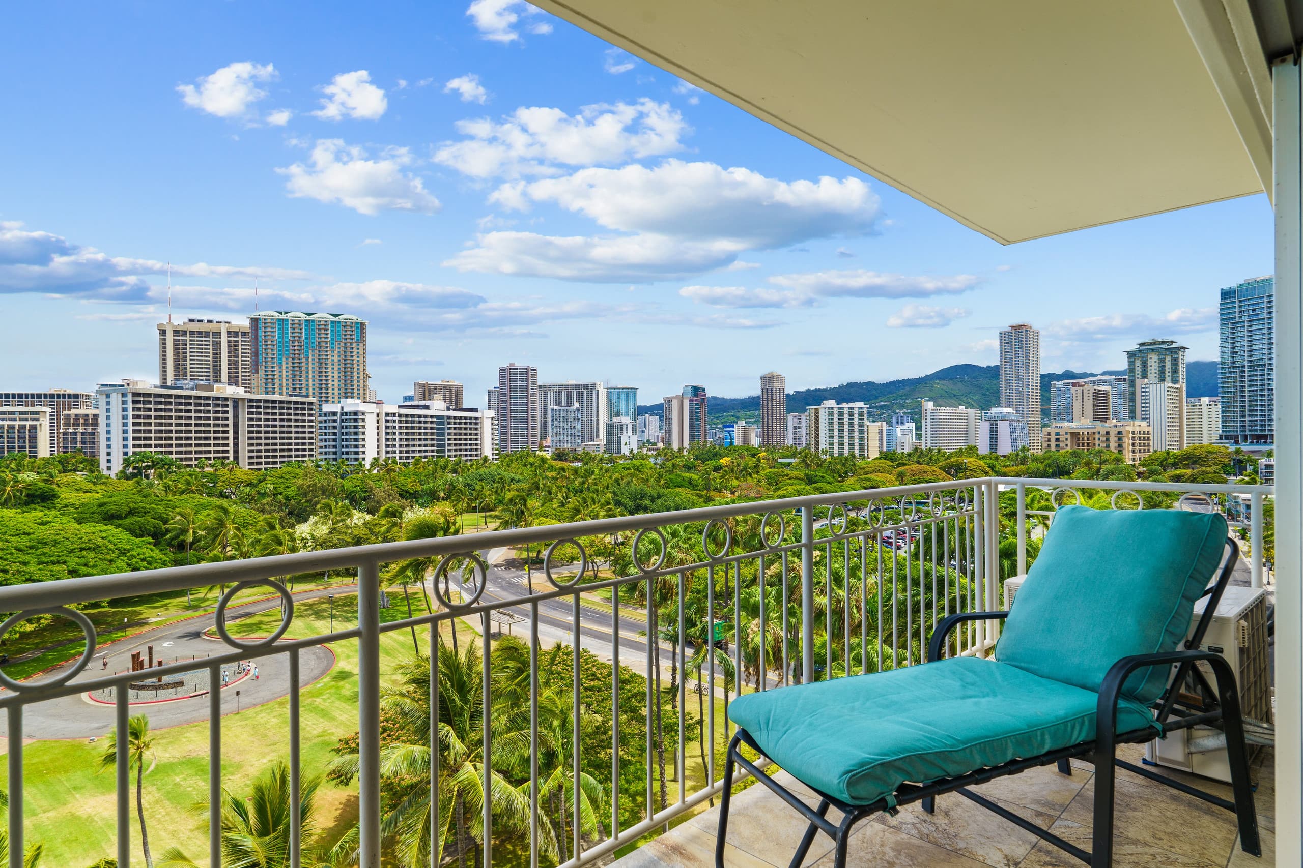 Condo in Honolulu · ★4.91 · 2 bedrooms · 4 beds · 2 private baths - Image 33