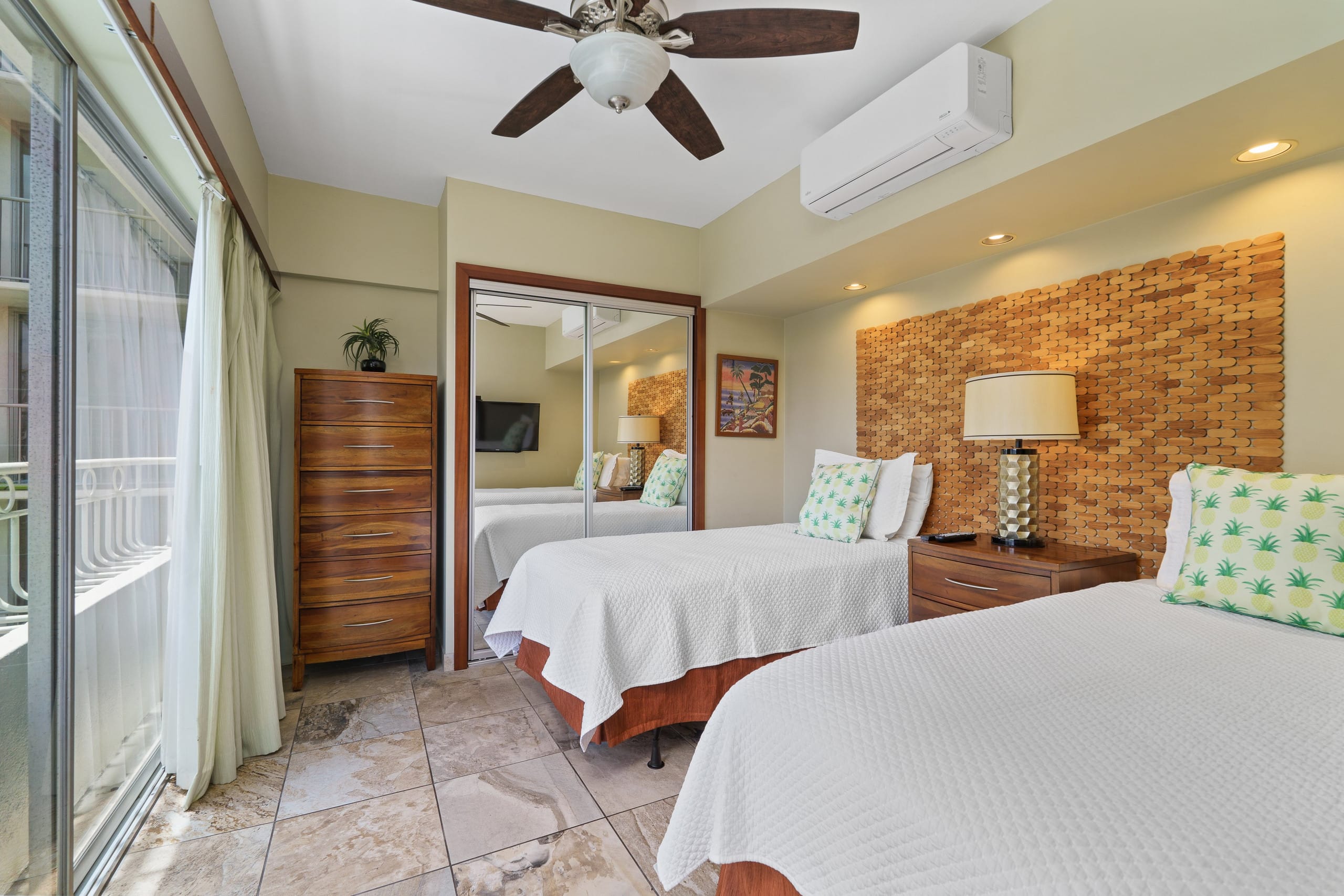 Condo in Honolulu · ★4.91 · 2 bedrooms · 4 beds · 2 private baths - Image 2