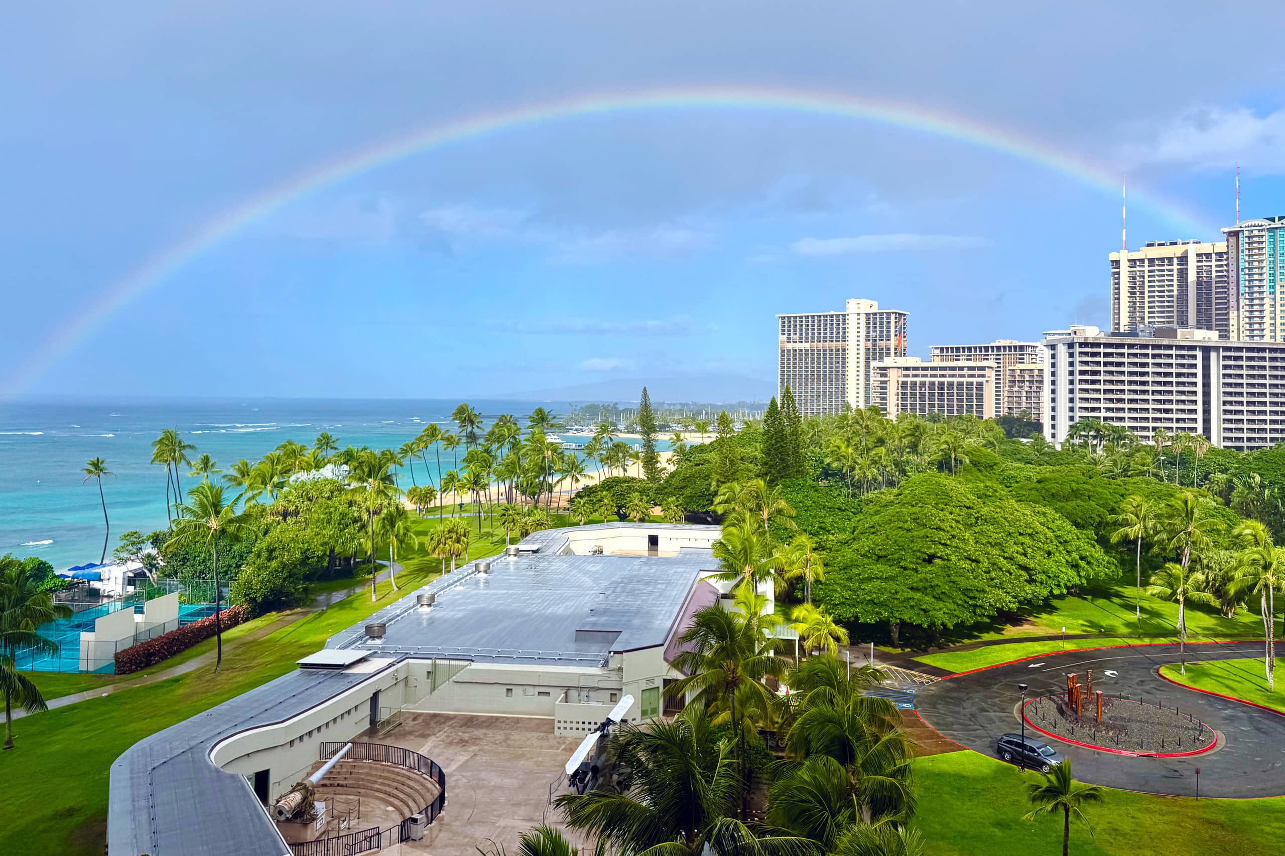 Condo in Honolulu · ★4.91 · 2 bedrooms · 4 beds · 2 private baths - Image 31