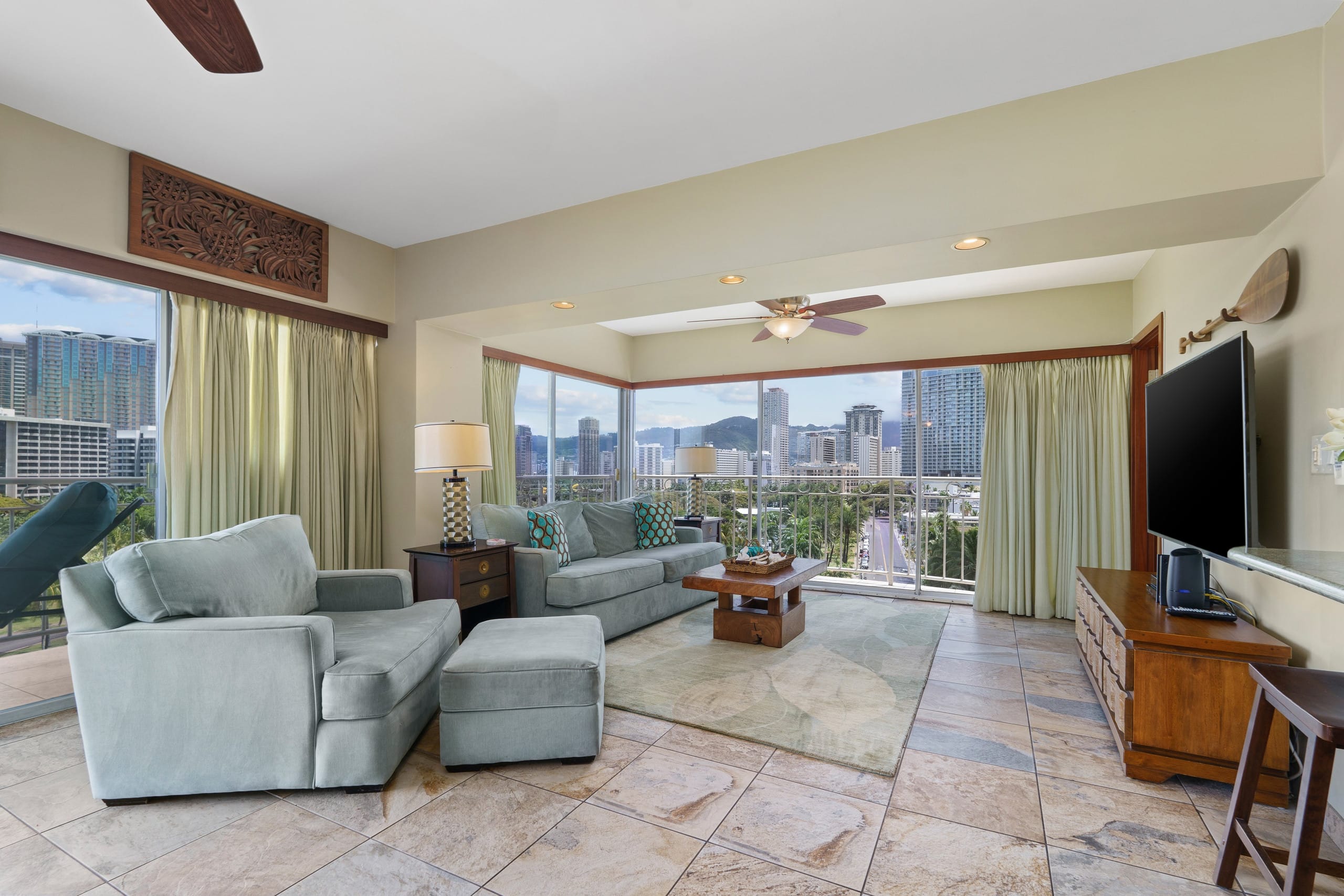 Condo in Honolulu · ★4.91 · 2 bedrooms · 4 beds · 2 private baths - Image 8