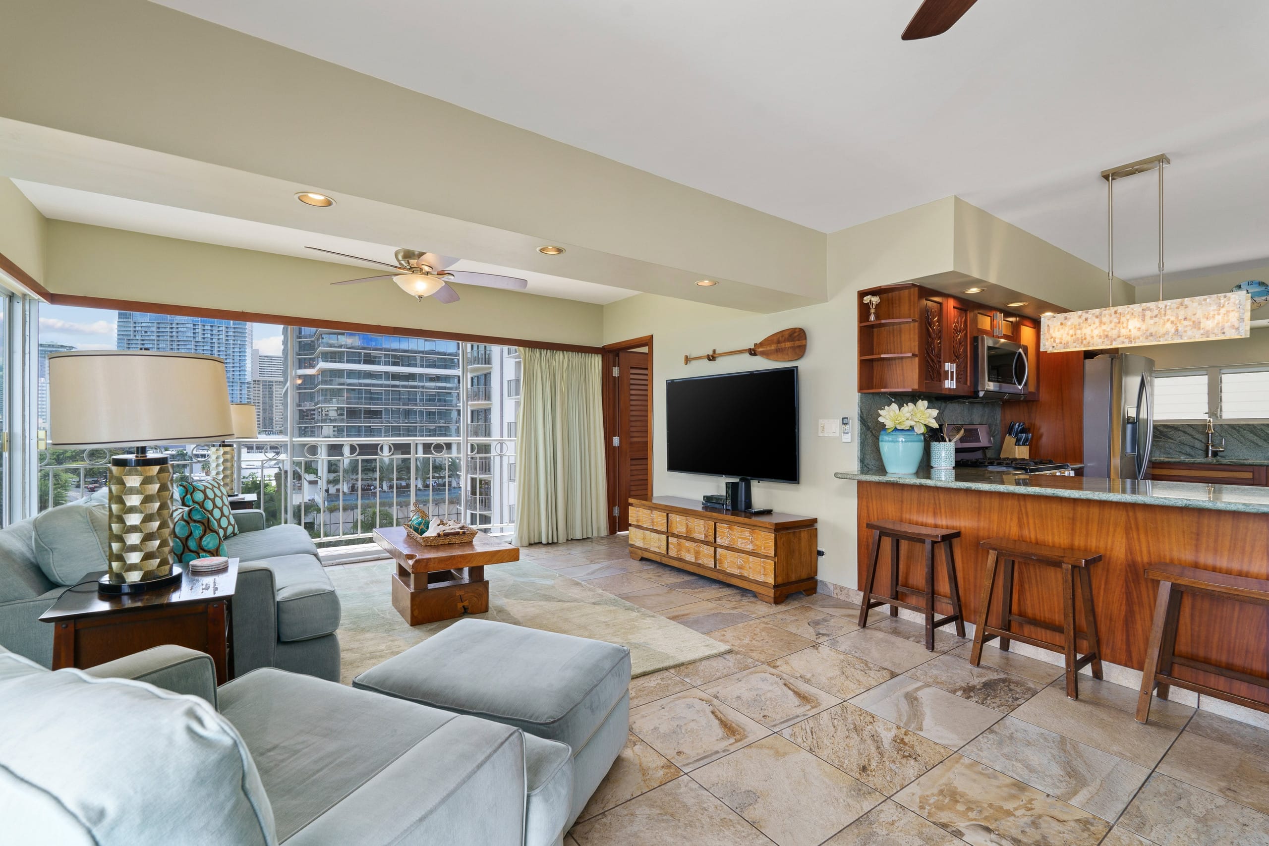 Condo in Honolulu · ★4.91 · 2 bedrooms · 4 beds · 2 private baths - Image 6