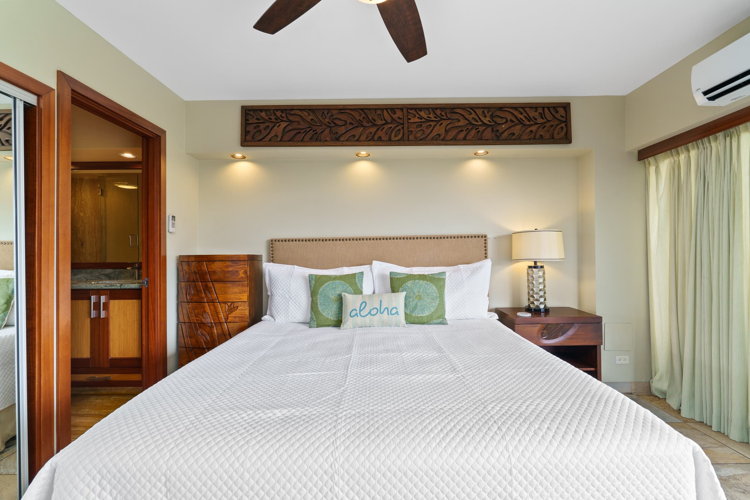 Condo in Honolulu · ★4.91 · 2 bedrooms · 4 beds · 2 private baths - Image 23