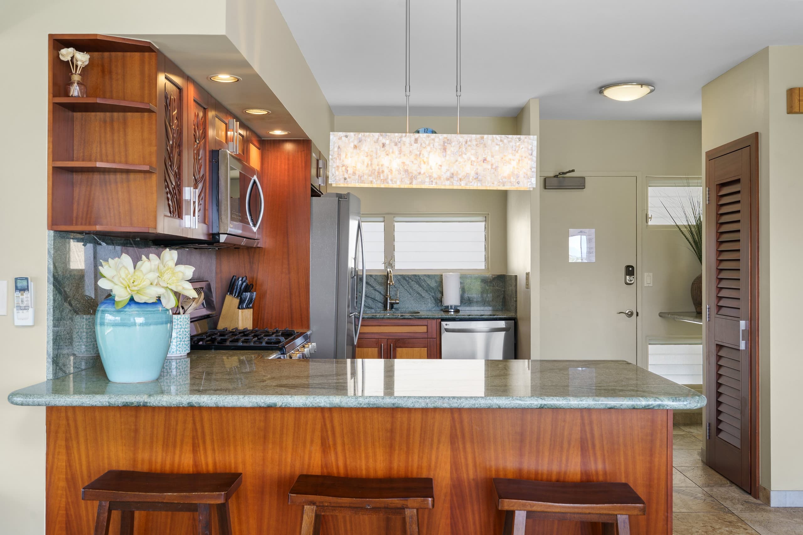 Condo in Honolulu · ★4.91 · 2 bedrooms · 4 beds · 2 private baths - Image 9