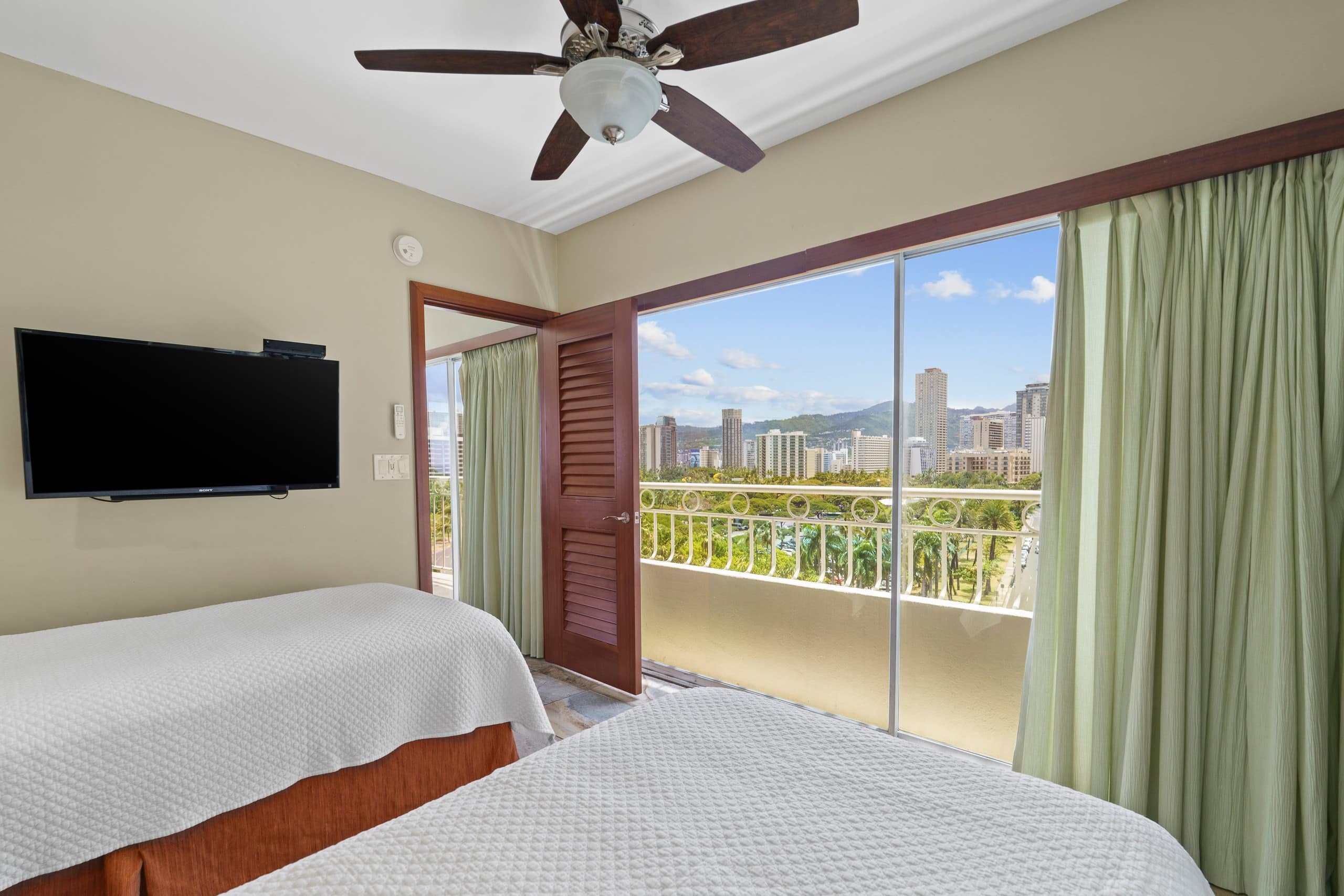 Condo in Honolulu · ★4.91 · 2 bedrooms · 4 beds · 2 private baths - Image 25