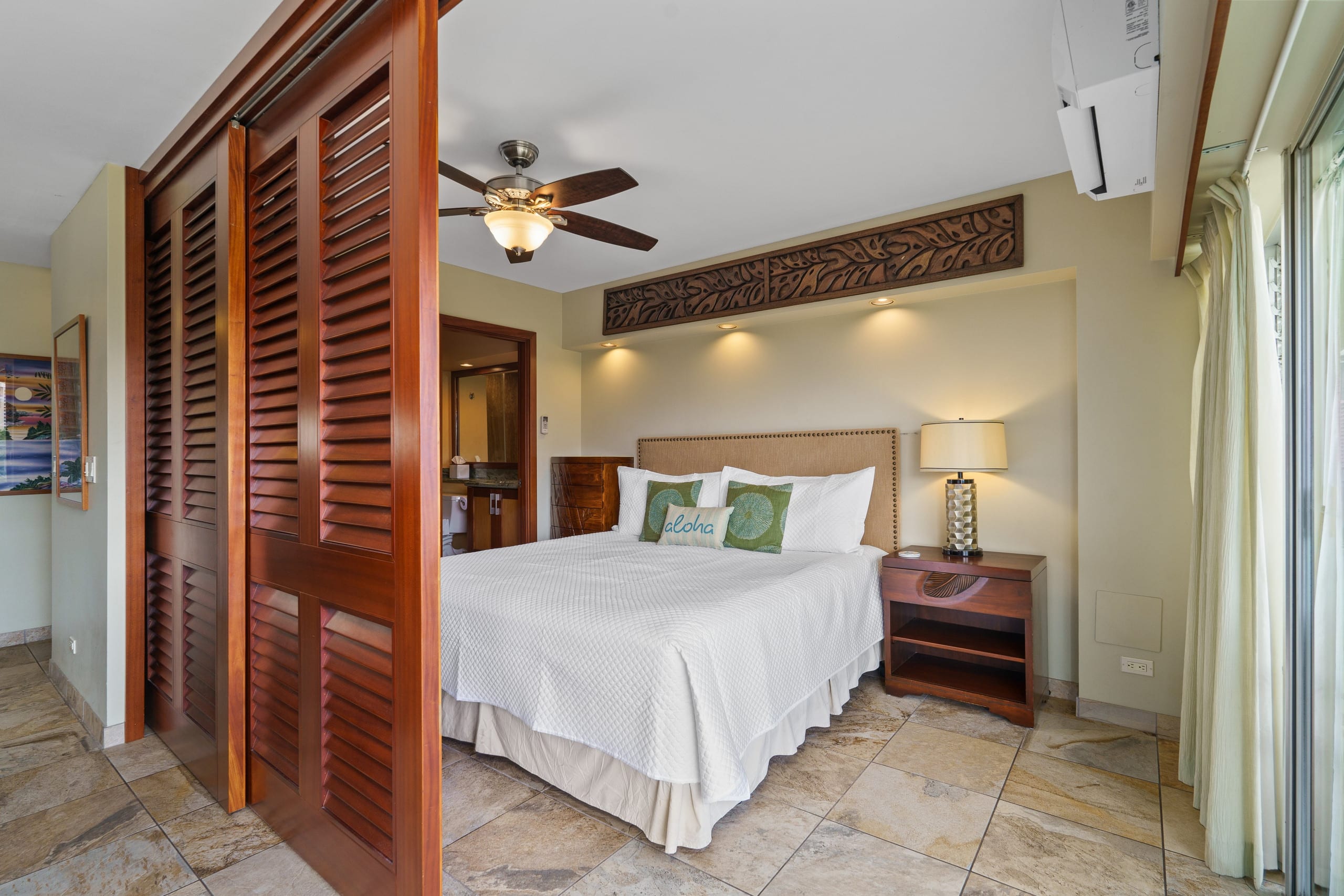 Condo in Honolulu · ★4.91 · 2 bedrooms · 4 beds · 2 private baths - Image 21