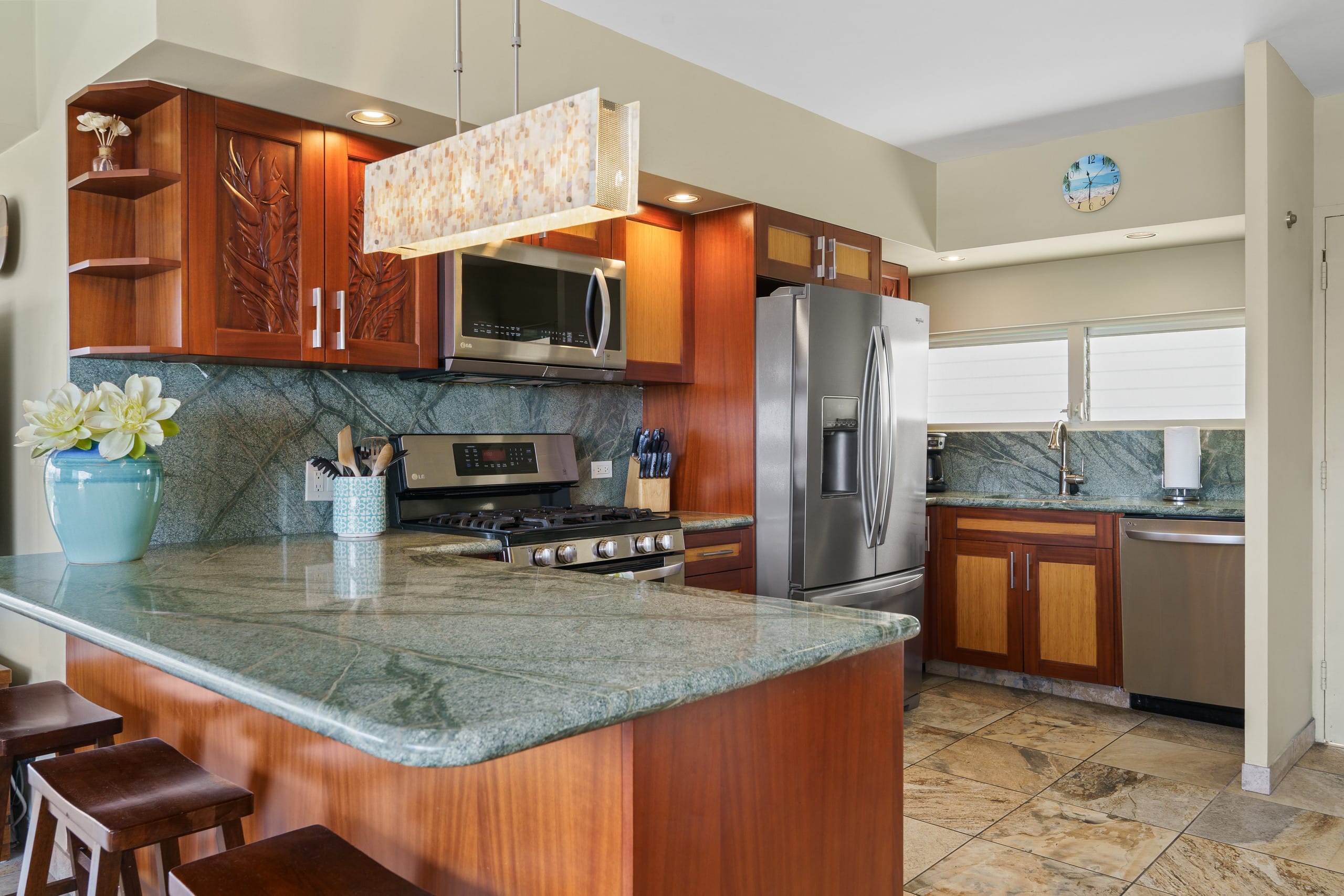 Condo in Honolulu · ★4.91 · 2 bedrooms · 4 beds · 2 private baths - Image 11